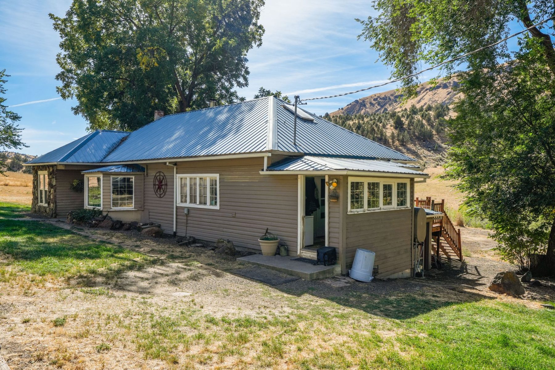 Seven_Springs_Butte_creek_back_house_view