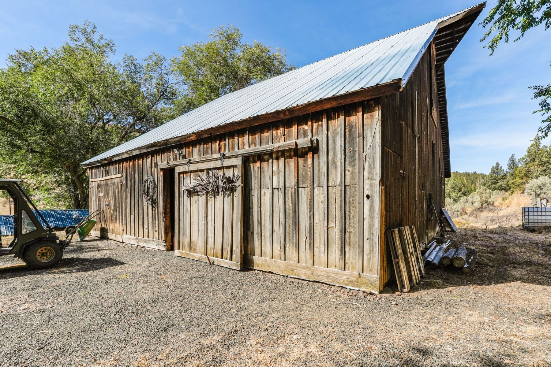 Seven_Springs_Butte_creek_storage_shed(2)