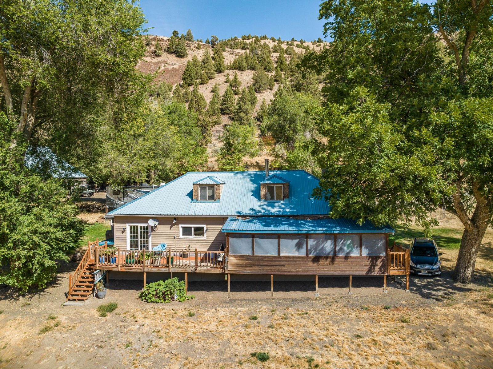 Seven_Springs_Butte_creek_front_house_view