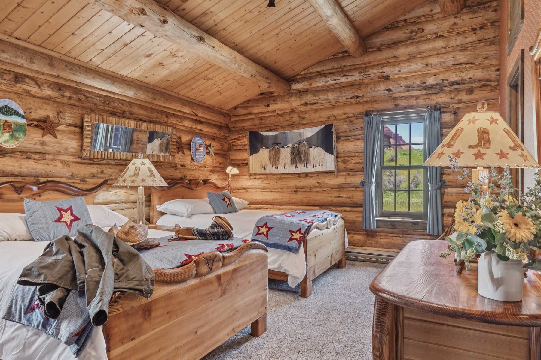red_hills_ranch_jackson_hole_wyoming_cabin_3_guest_room