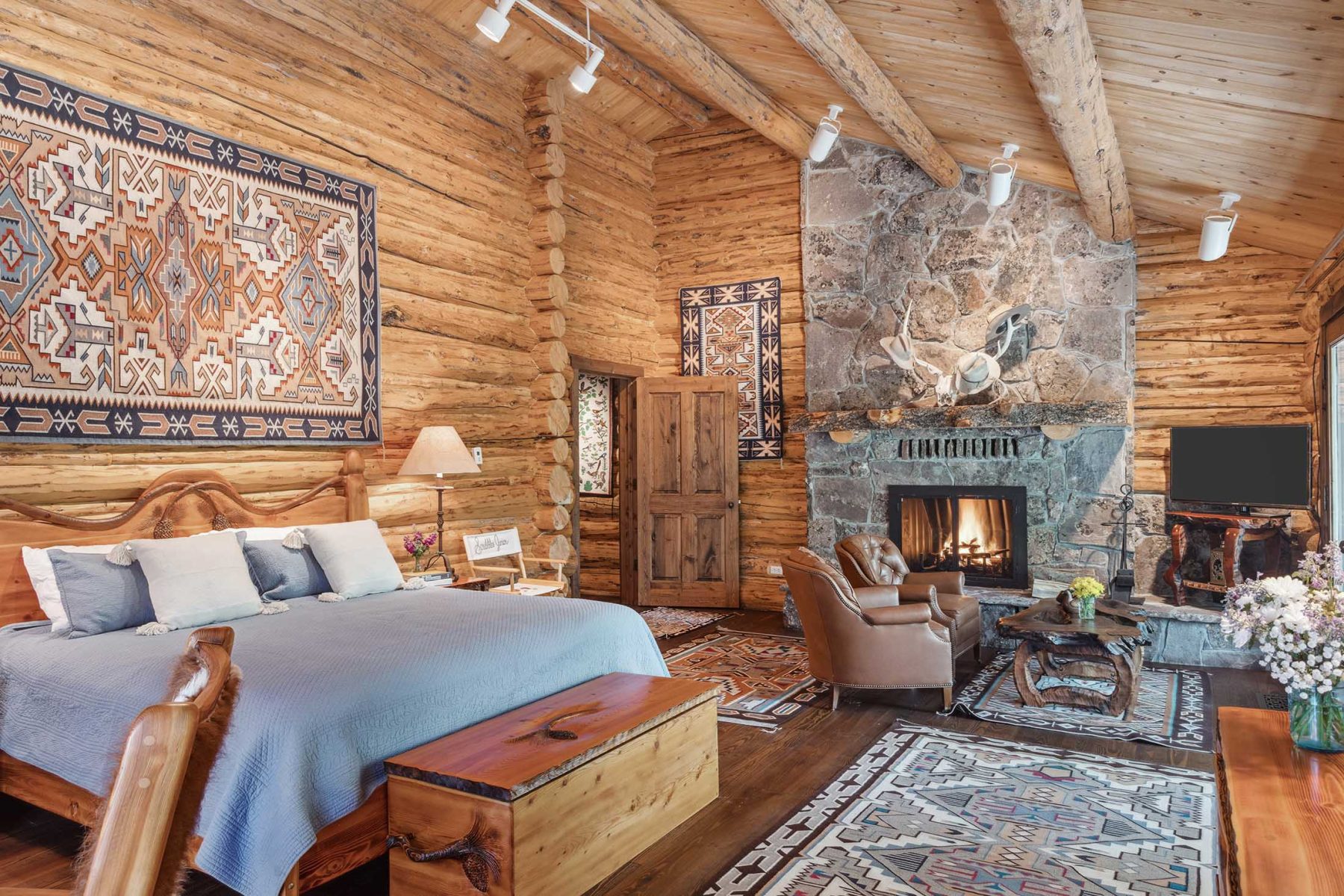 red_hills_ranch_jackson_hole_wyoming_master_bedroom